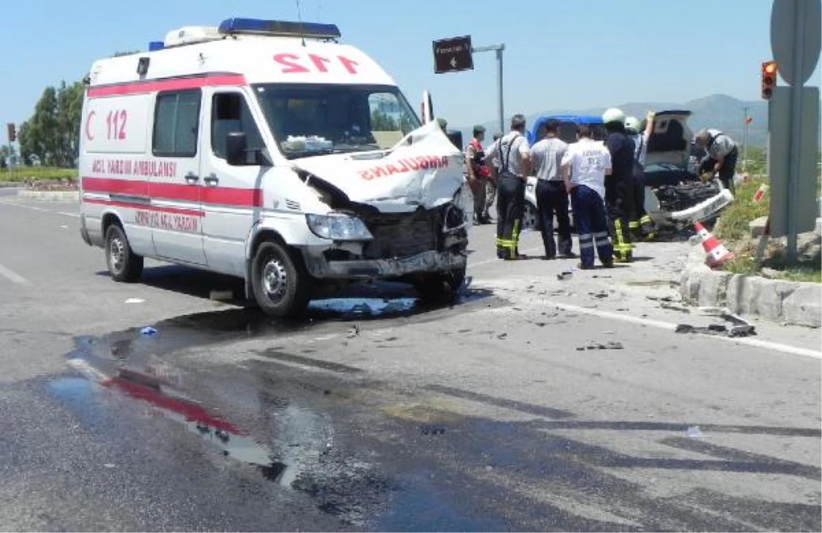 Hasta Taşıyan Ambulansla Otomobil Çarpıştı: 2 Yaralı