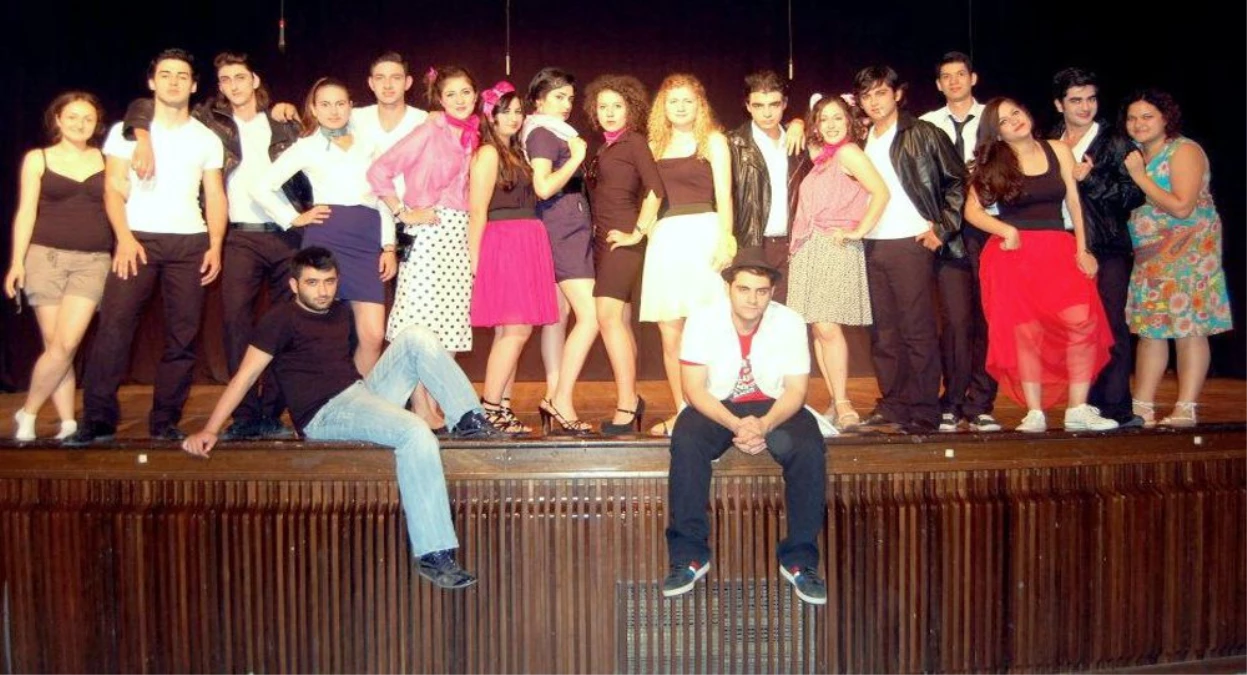 İzmir Üniversitesi Öğrencilerinden Grease Müzikali