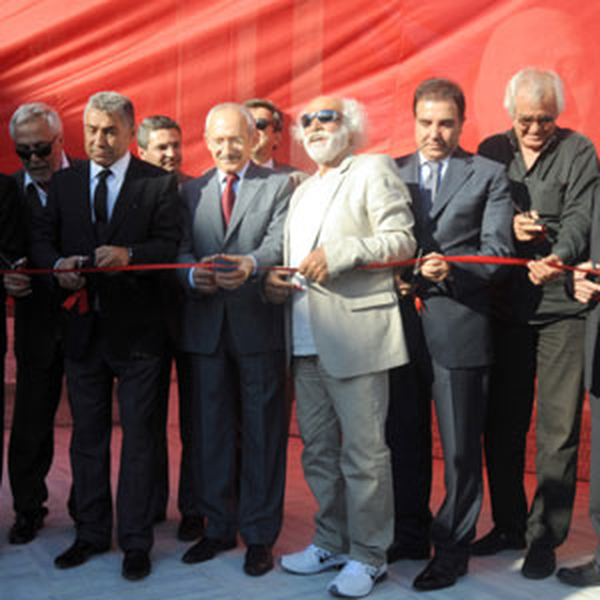 Kılıçdaroğlu, \'İlhan Selçuk Anıtı\'nı Açtı
