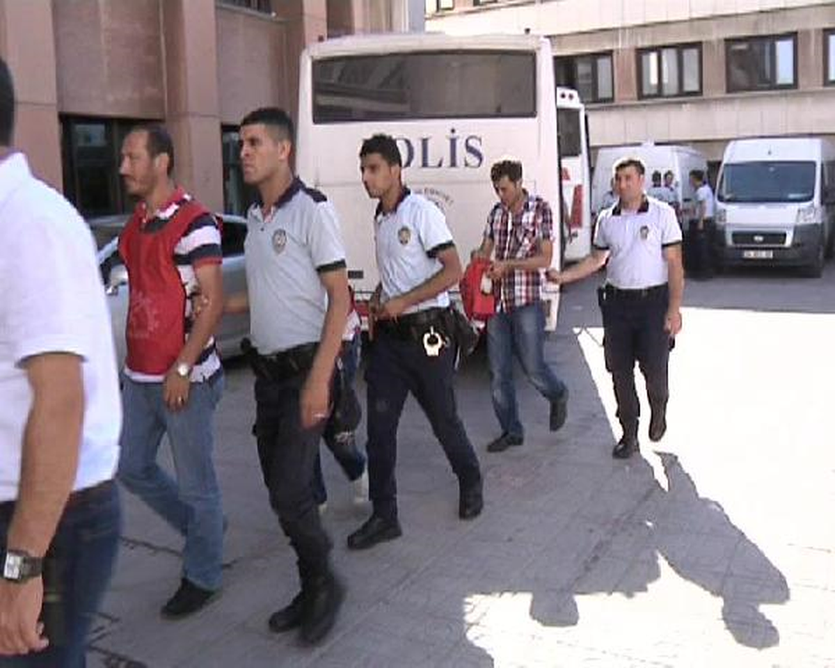 Köprüde Eylem Yapan 27 Kişi Emniyete Getirildi