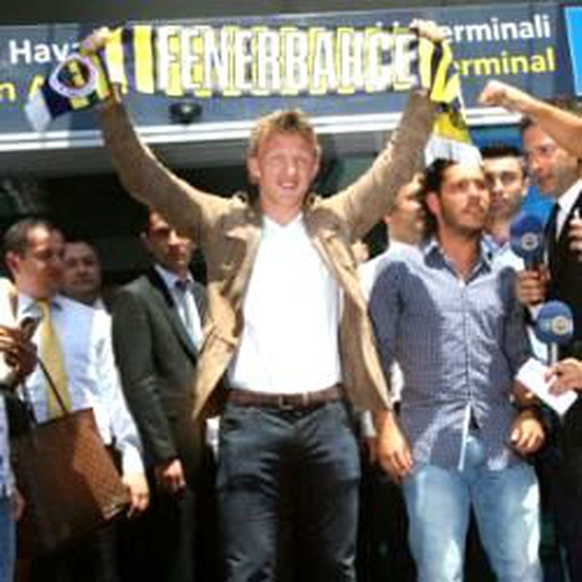 Kuyt, Fenerbahçe Taraftarının Önünde İmzayı Attı