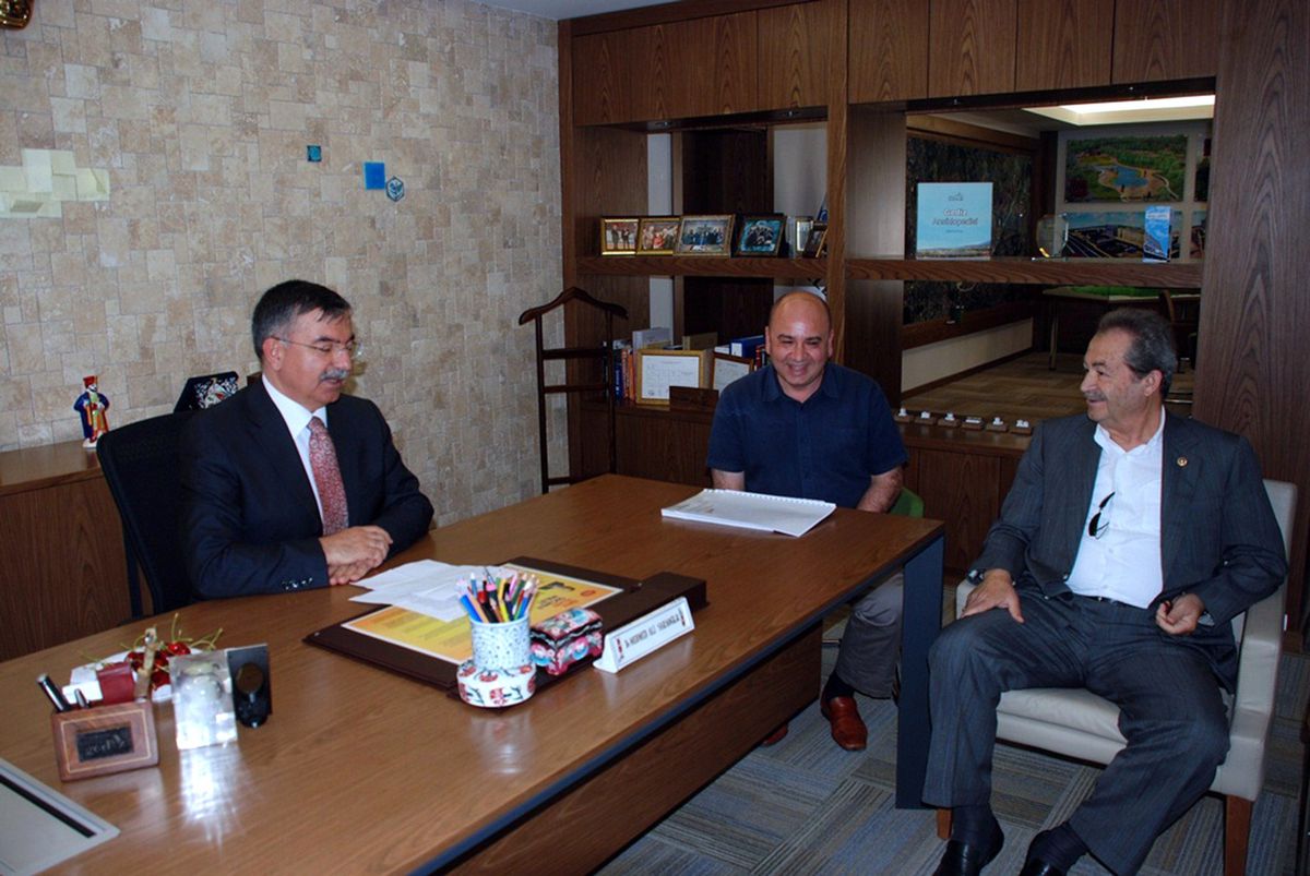 Milli Savunma Bakanı İsmet Yılmaz Gediz Belediyesi\'ni Ziyaret Etti