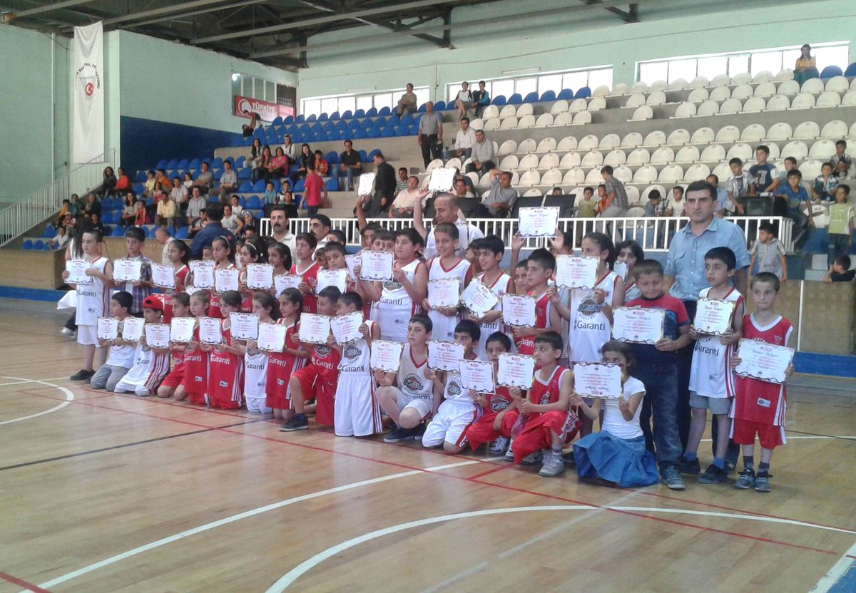 Okul Birincisi Basketbolculara Sertifikaları Verildi