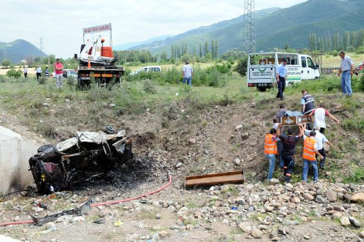Otomobil Dere Yatağına Uçup Alev Aldı: 3 Ölü, 1 Yaralı
