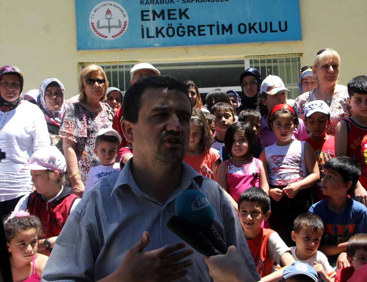 Safranbolu\'da Veliler ve Öğrencilerden Okuluma Dokunma Eylemi