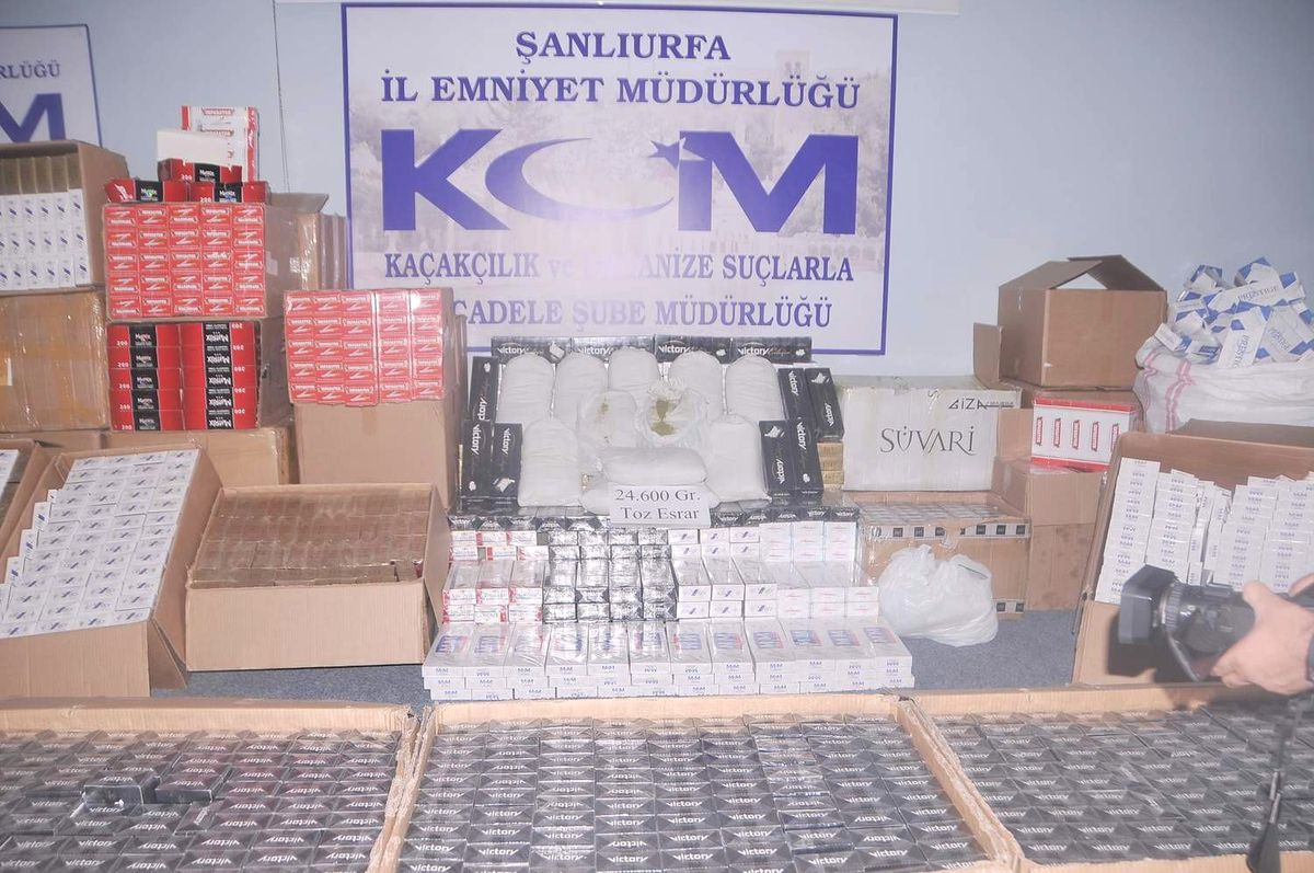 Şanlıurfa\'da 40 Bin 300 Paket Kaçak Sigara ile 108 Bin Adet Makaron Ele Geçirildi