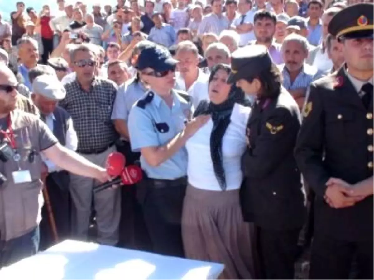 Şehit Er Mustafa Türkmen\'i, Gediz\'de 6 Bin Kişi Uğurladı