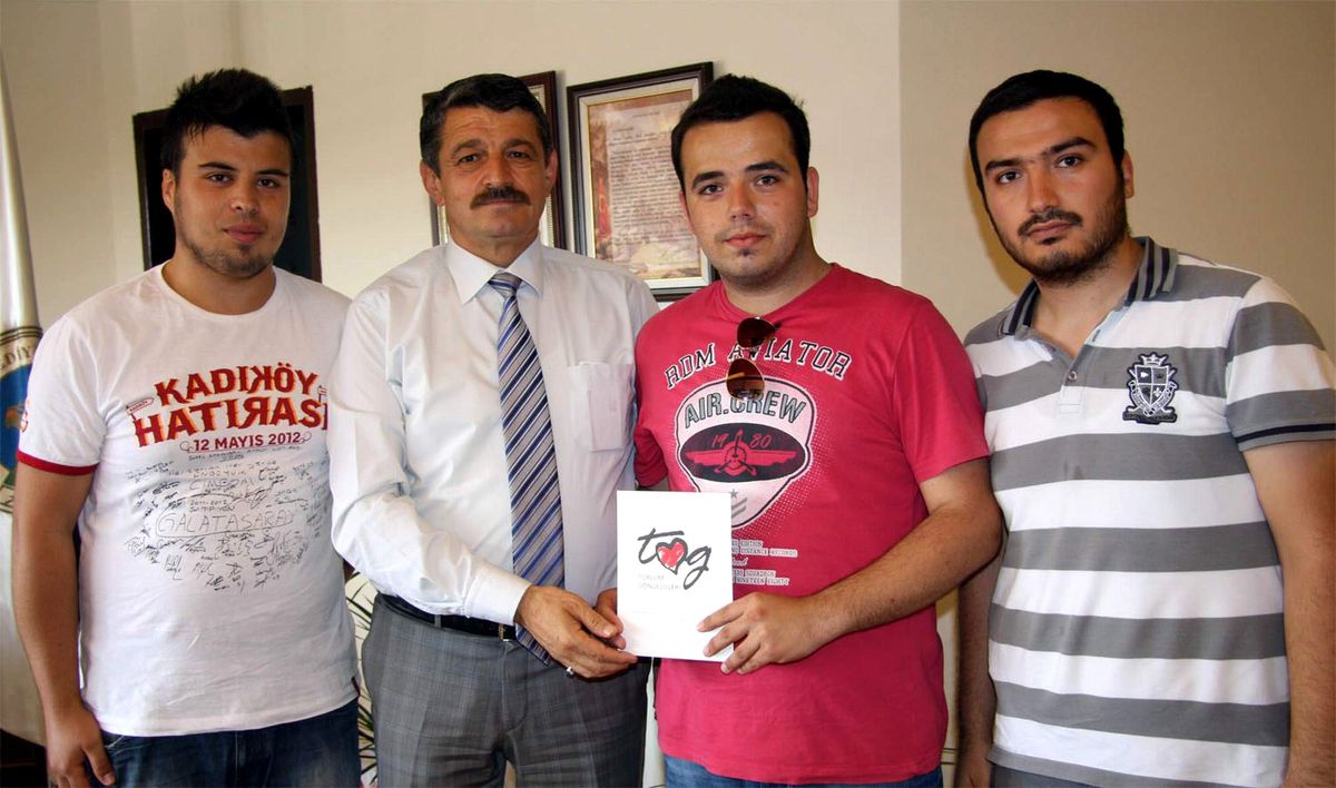 Toplum Gönüllülerinden Başkan Akın\'a Teşekkür Belgesi