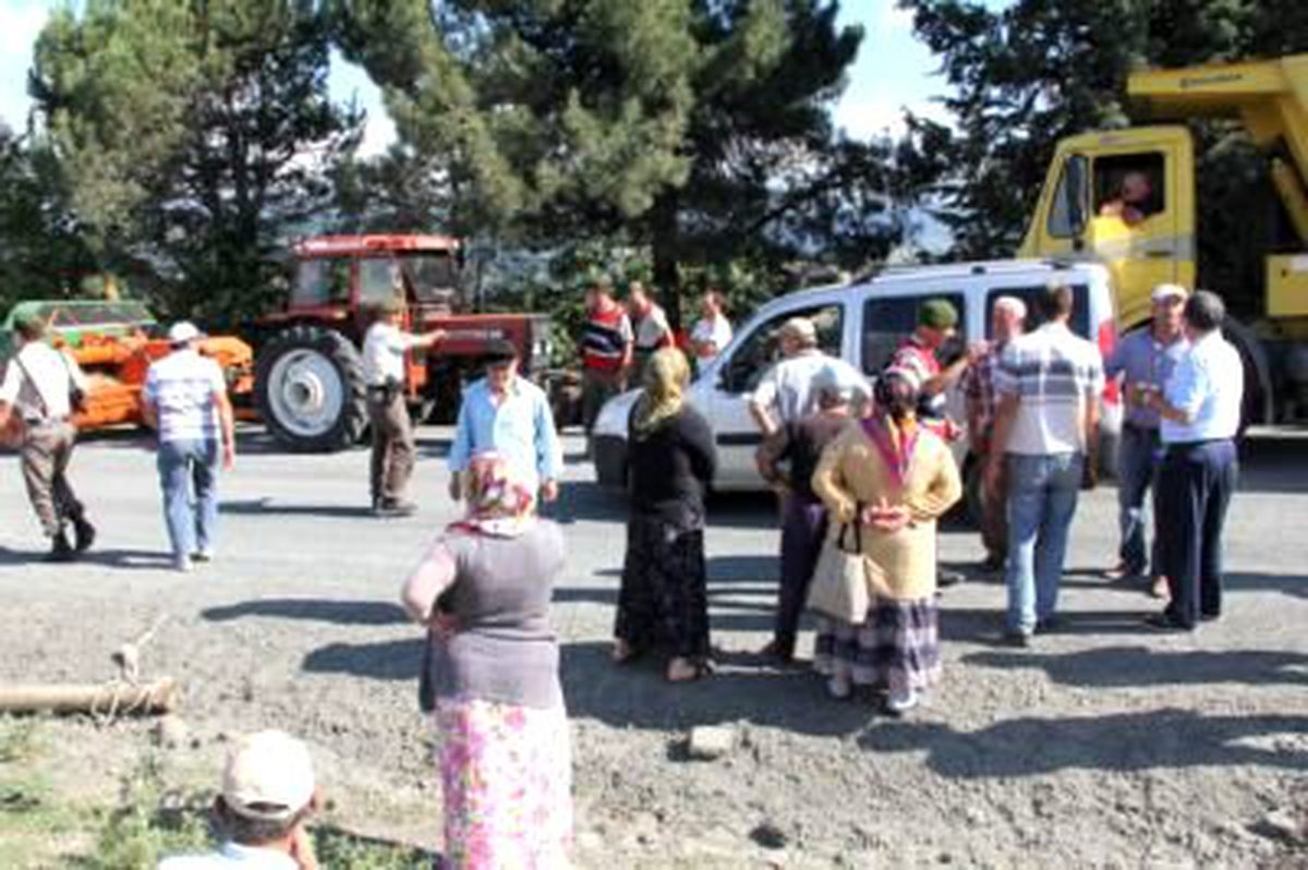 Tozdan Bunalan Köylüler Yol Kapattı