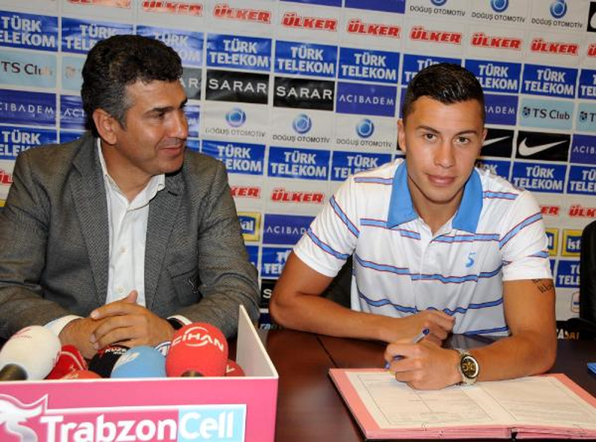 Trabzonspor İlk İmzayı Emre\'ye Attırdı