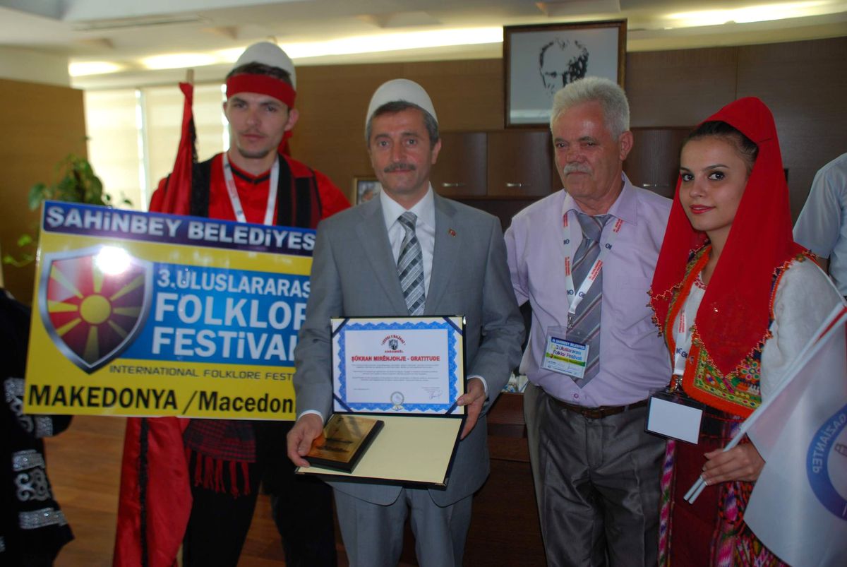 Yabancı Folklor Ekipleri Başkan Tahmazoğlu\'nu Ziyaret Etti