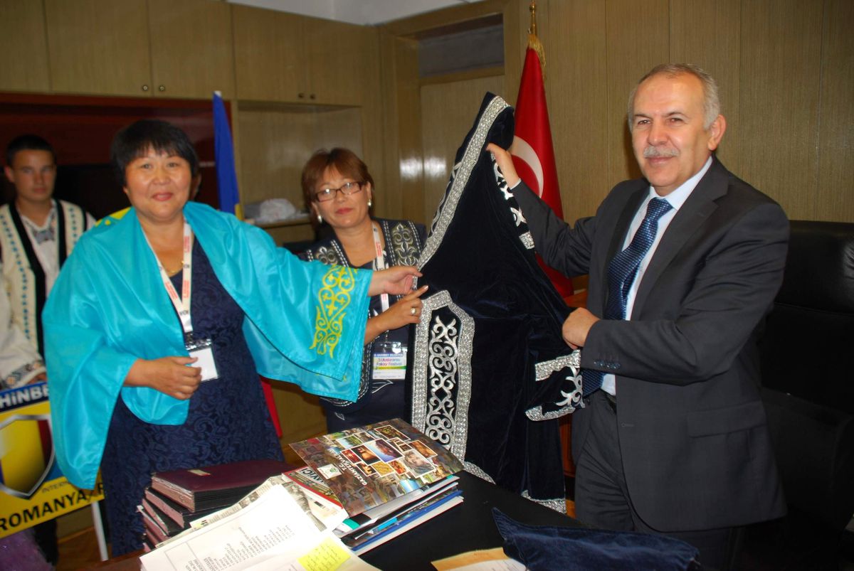 Yabancı Folklor Ekiplerinden Vali Ata\'ya Ziyaret