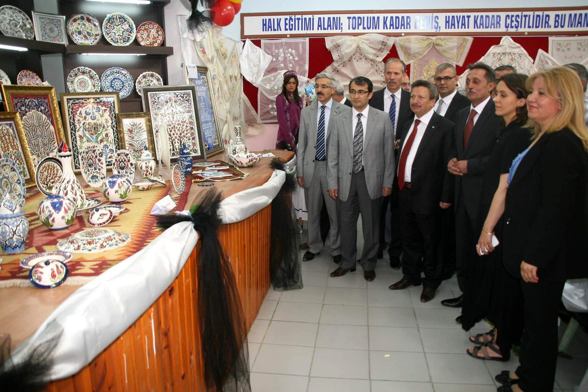 Yozgat Halk Eğitim Merkezi Yıl Sonu Sergisini Açtı