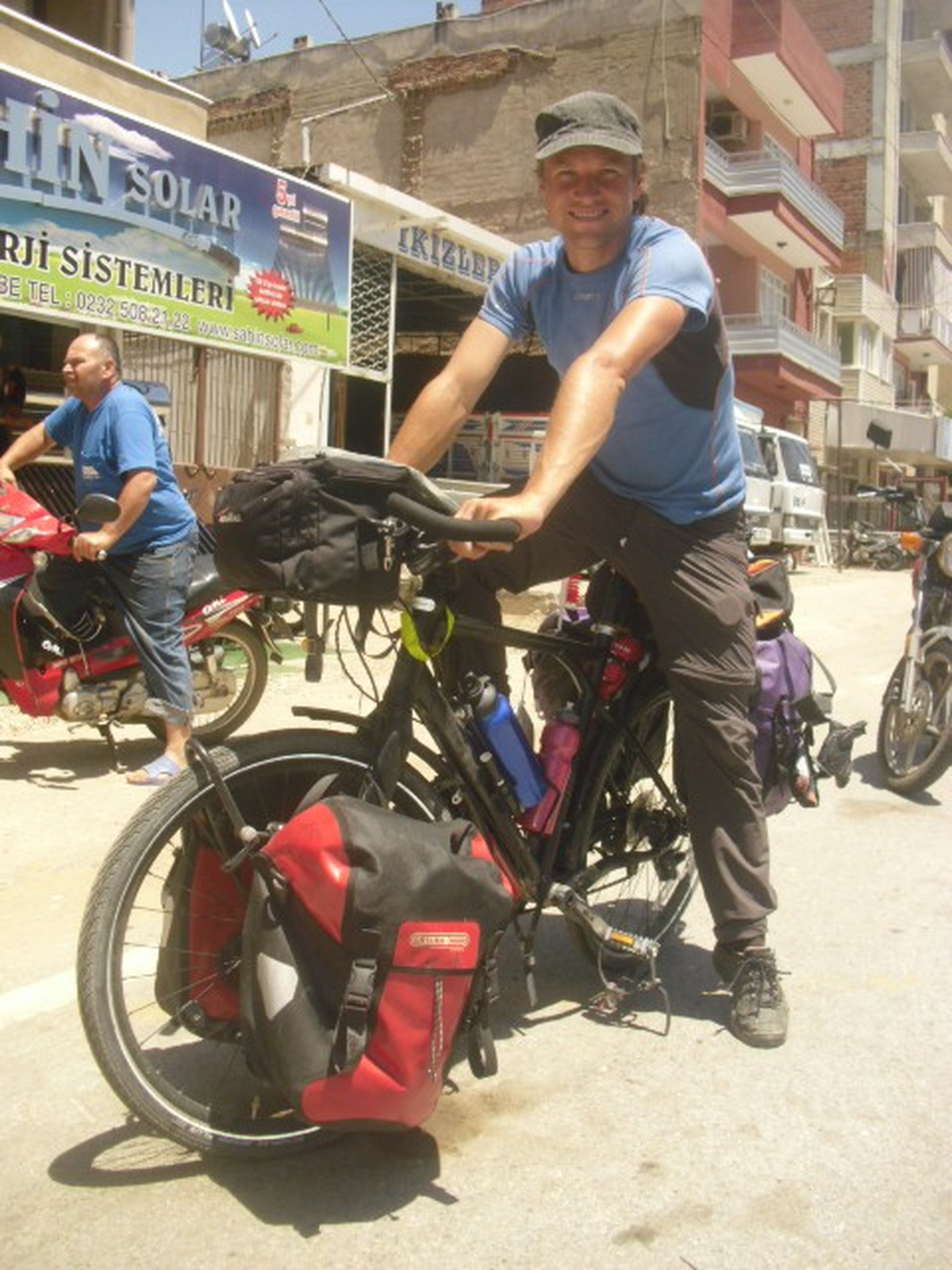 Almanya\'dan İzmir\'e 3500 Kilometre Pedal Bastı