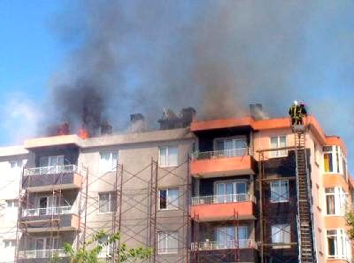 Apartmanın Çatısı Alev Alev