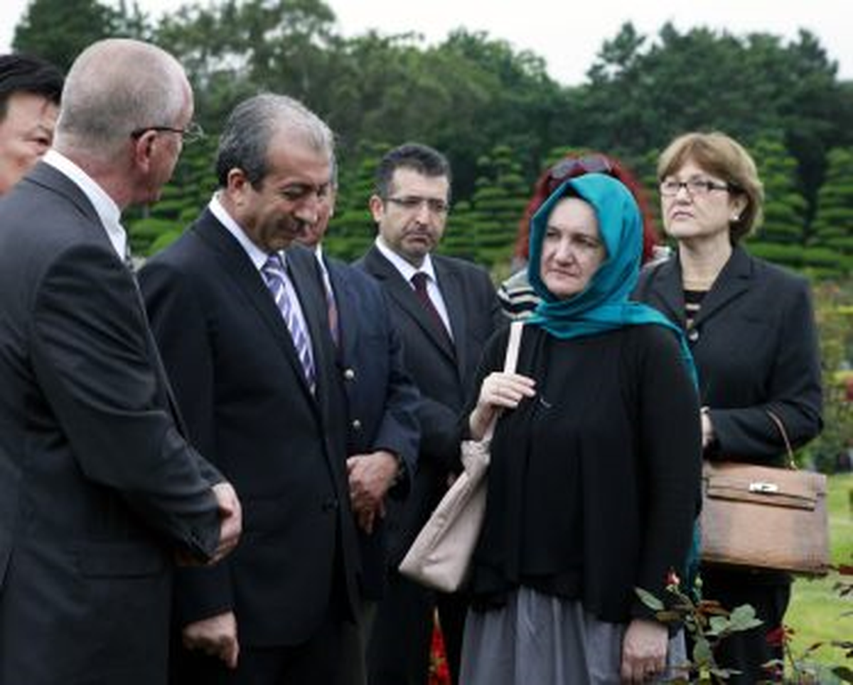 Bakan Eker, Kore\'de Türk Şehitliğini Ziyaret Etti
