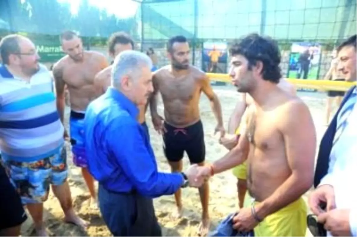 Bakan Yıldırım\'dan Futbolculara Ziyaret