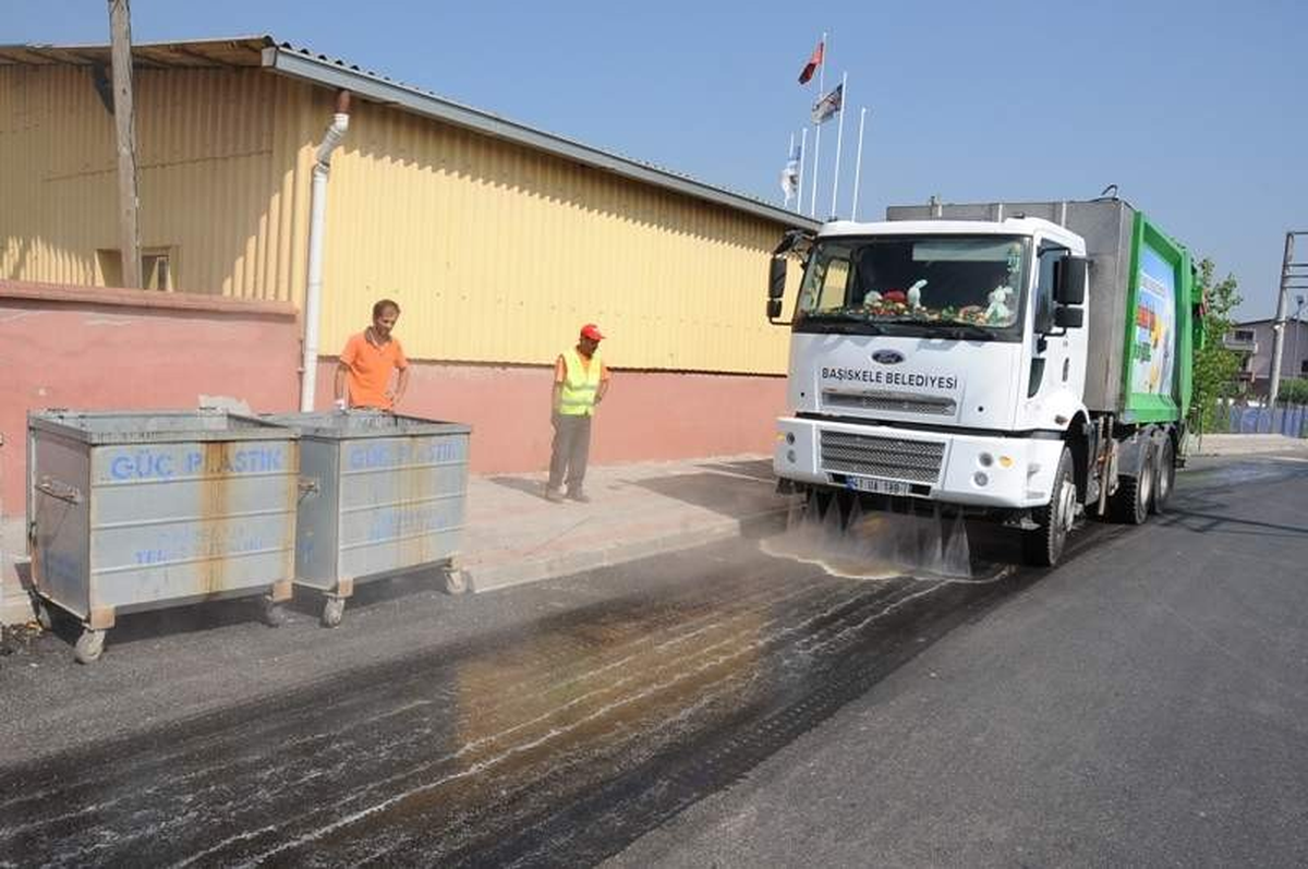 Başiskele\'de Çöp Konteynerları Dezenfekte Ediliyor
