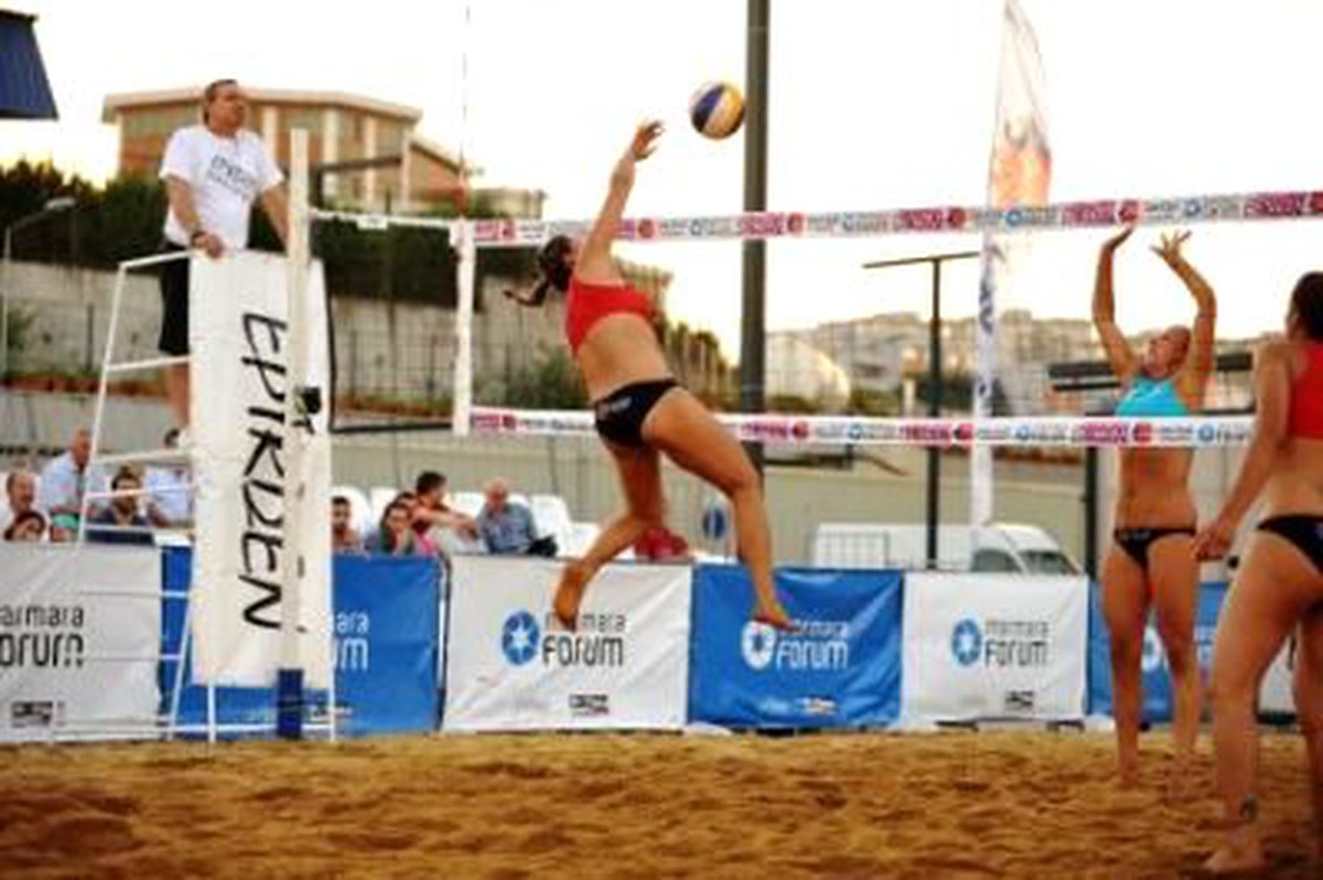 Bayanlar Plaj Voleybolu Turnuvası Başladı