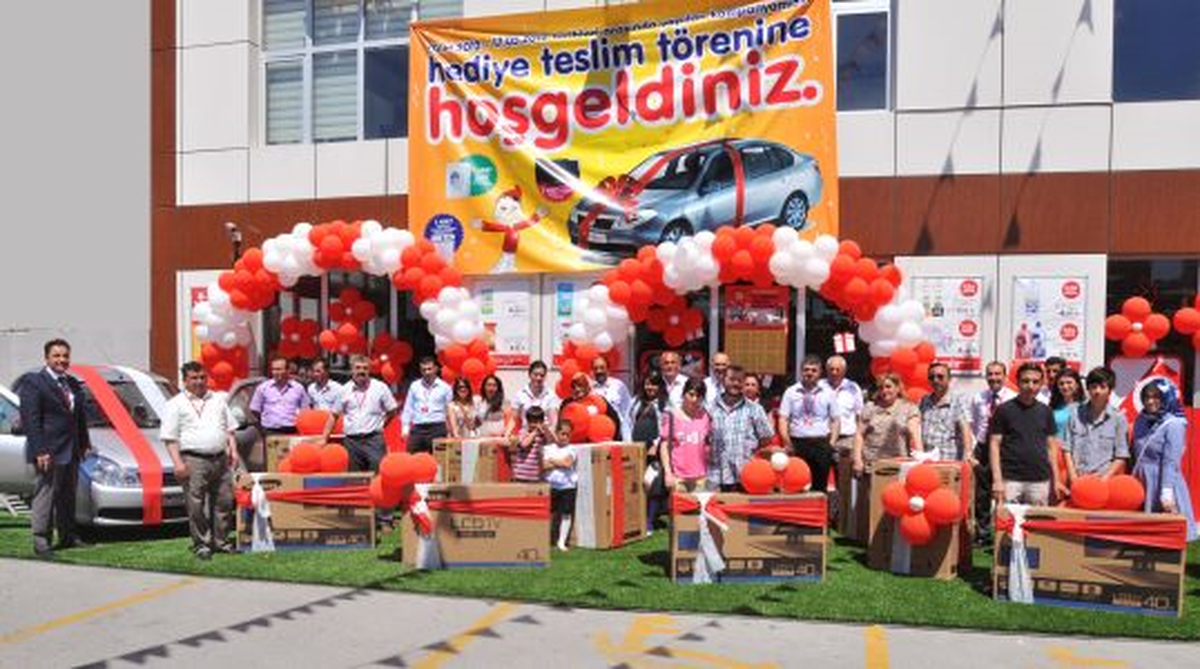 Burda Market Hediyelerini Teslim Etti