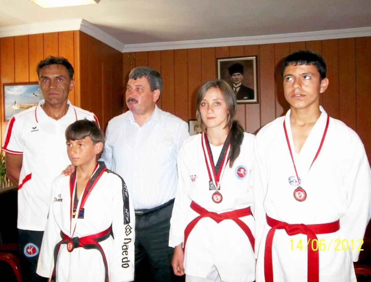 Burhaniye\'de Şampiyonlara Ödül