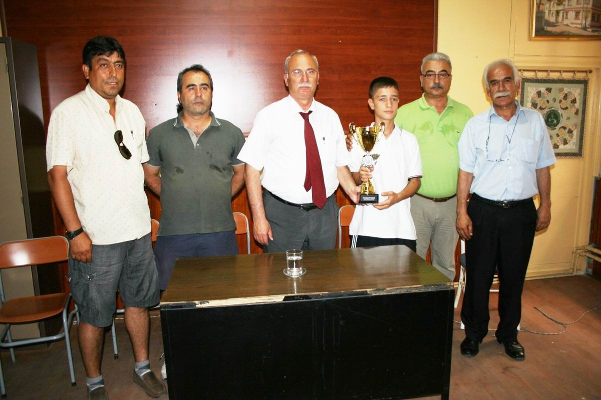 Burhaniye\'de U-13\'ler Kupalarını Aldı