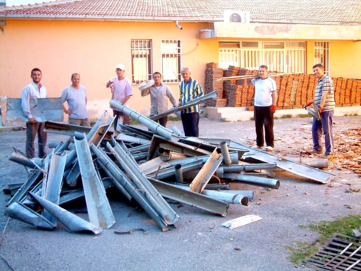 Burhaniye\'deki Eski Okulun Yıkım Çalışmalarına Öğretmenler de Destek Veriyor
