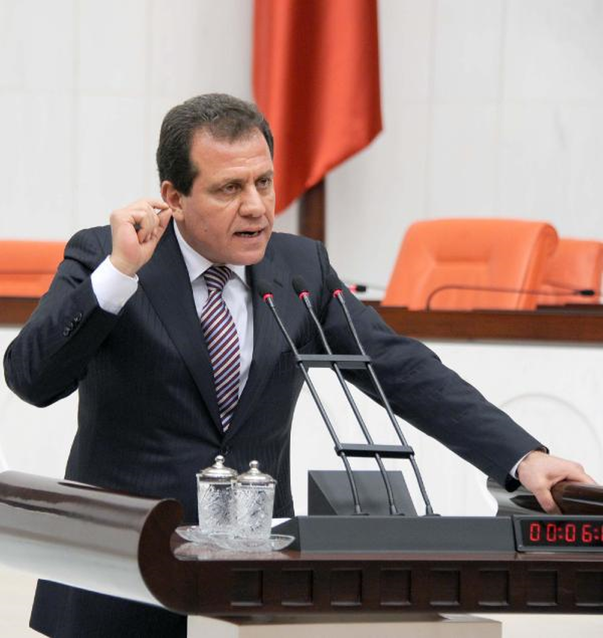 CHP\'li Seçer, Bakan Davutoğlu\'na Sordu: Suriye\'ye Silahlar Türkiye\'den Mi?