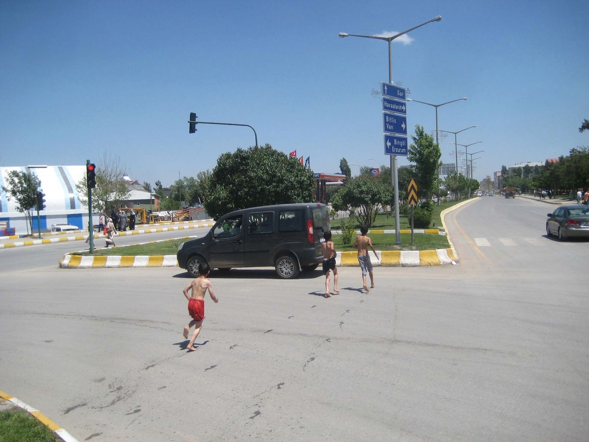 Çocuklar Süs Havuzunda Serinliyor