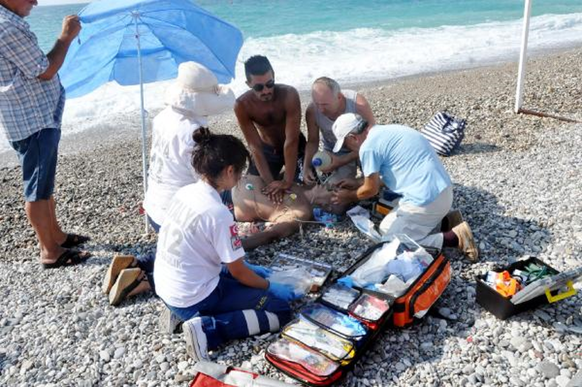 Dalgalı Denizde Yüzdükten Sonra Kalp Krizi Geçirip Öldü