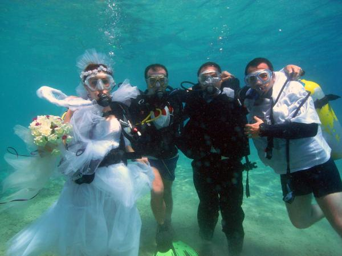 Dalgıç Çiftin Su Altındaki Temsili Nikahı