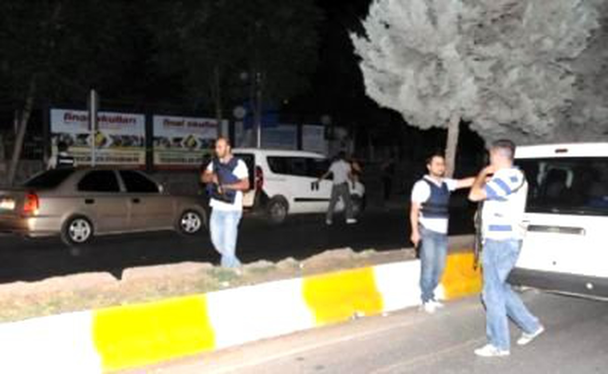 Diyarbakır\'da Polislere Ateş Açıldı