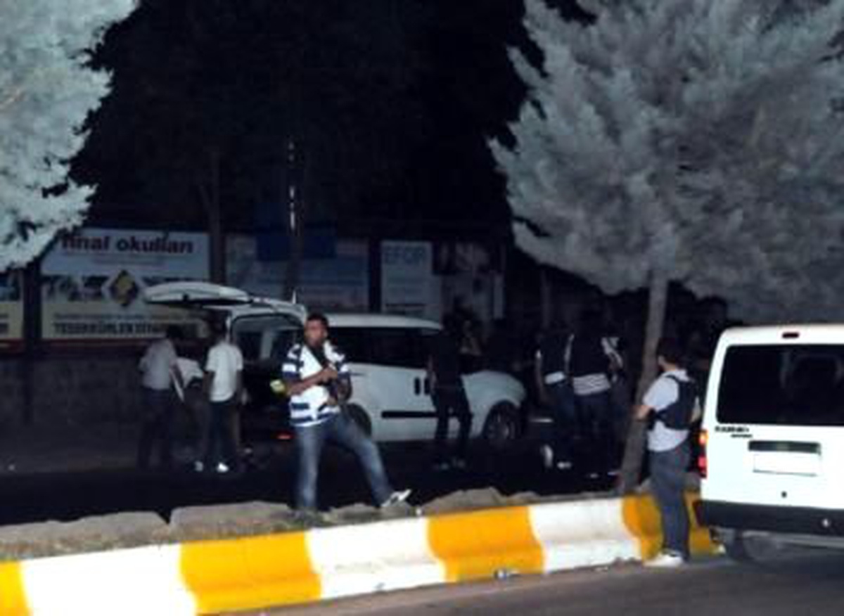 Diyarbakır\'da Kavga İhbarına Giden Polislere Ateş Açıldı: 2 Polis Yaralı