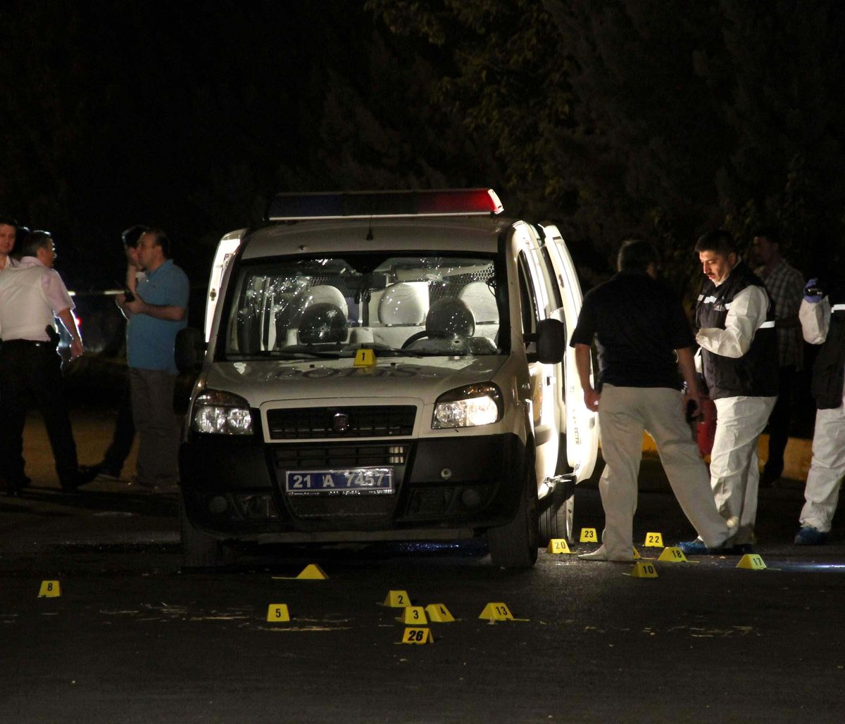 Diyarbakır\'da Polise Saldırı: 3 Yaralı