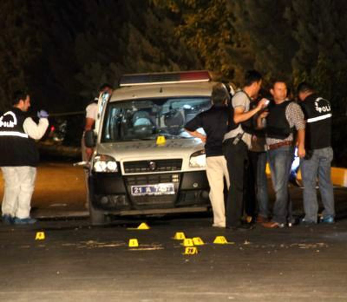 Diyarbakır\'da Polise Silahlı Saldırı: 2\'si Polis 3 Kişi Yaralandı