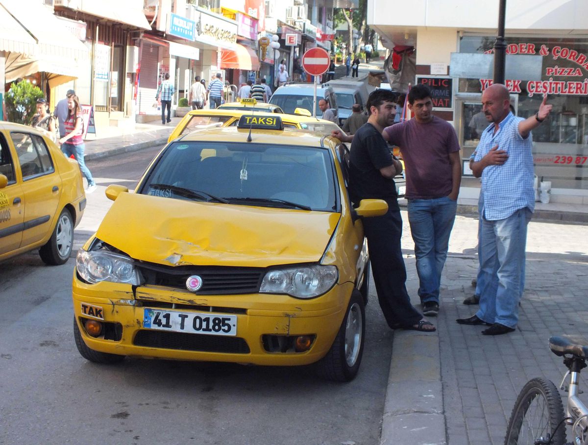 Dört Araca Çarpan Kamyon Taksi Durağına Daldı