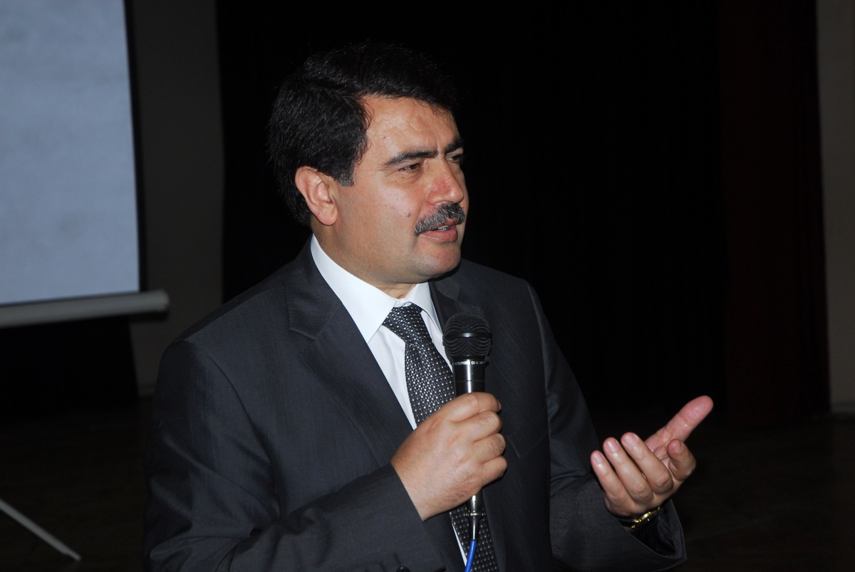 Düzce Valisi Öğretmenlerin Eğitim Seminerlerine Katıldı