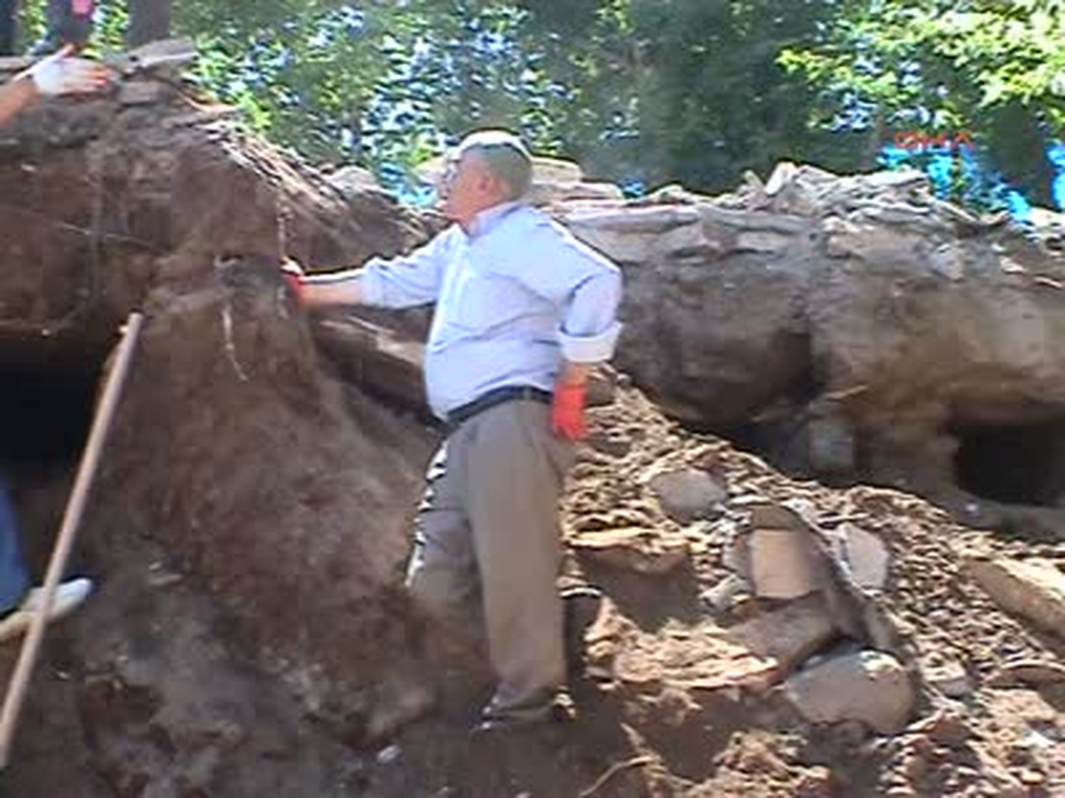 Eğitim Merkezinin Temelinden Çıkarılan Kemikler Garipler Mezarlığına Defnedildi
