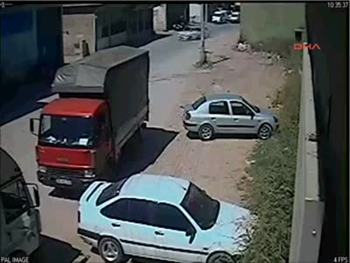 Ehliyetsiz Sürücü Aracıyla Nakliyat Deposunun Duvarını Deldi