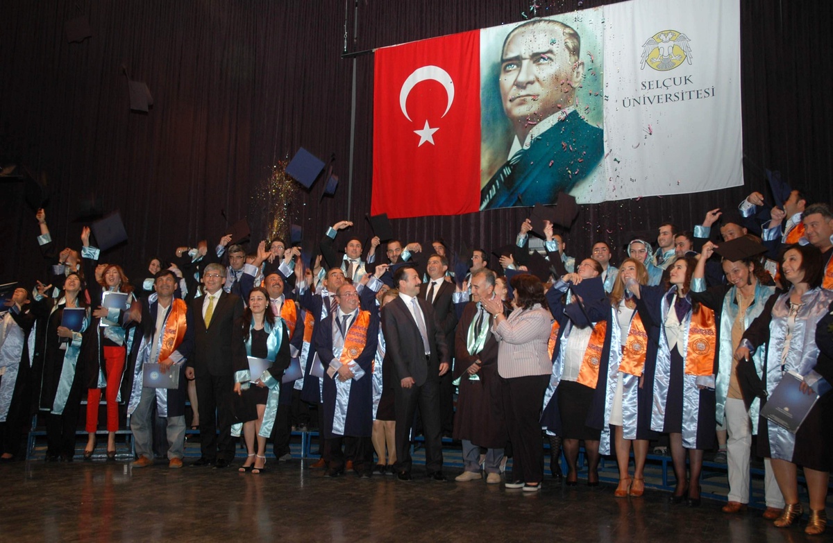 Fen Bilimleri Enstitüsü\'nde Mezuniyet Sevinci