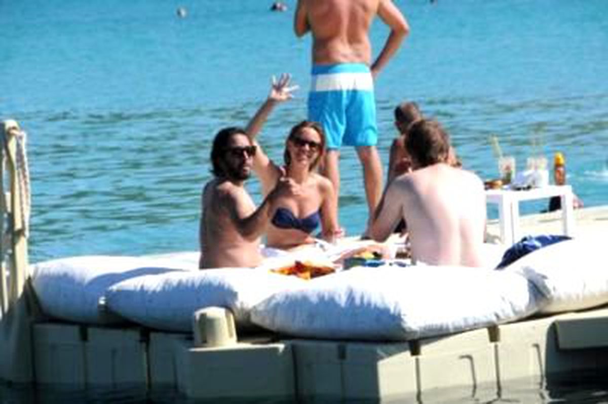 Fettah Can, Sevgilisiyle Çeşme\'de Tatil Yapıyor