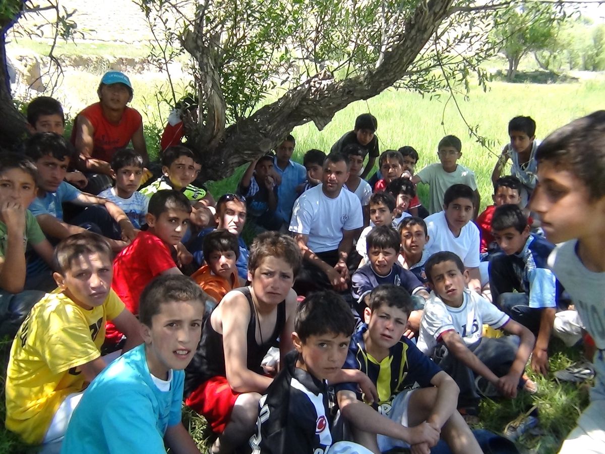 Futbol Okulu Öğrencileri Derede Serinliyor