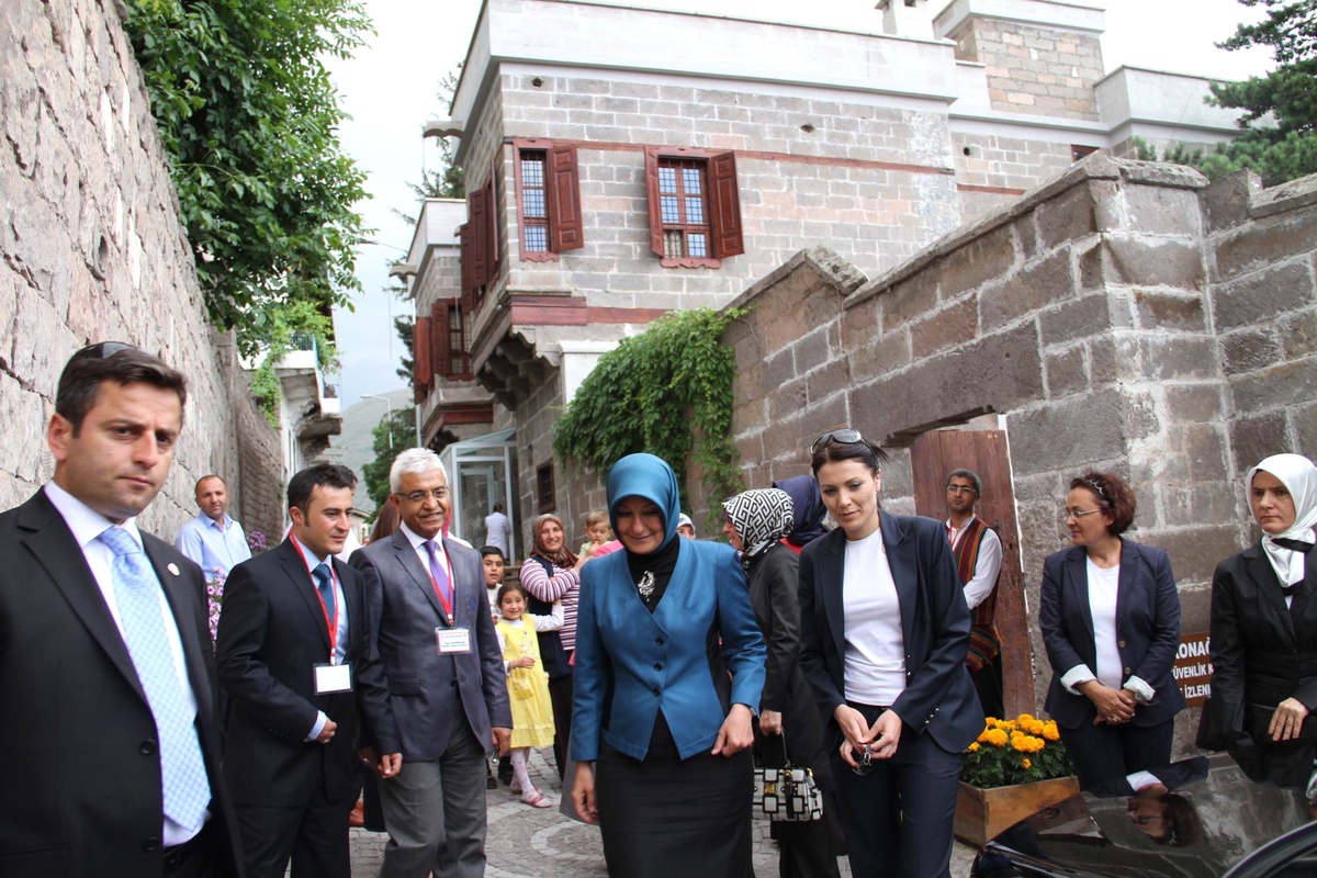 Hayrunnisa Gül Tarihi Konakları Gezdi