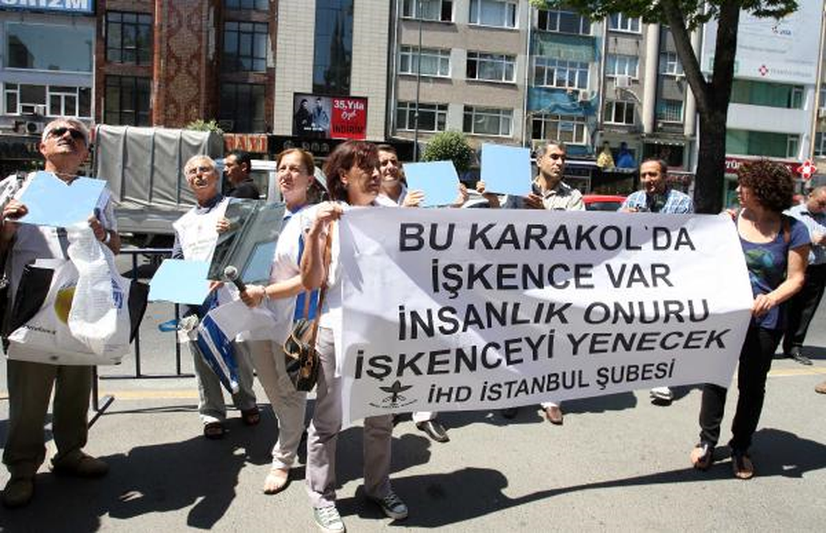 İHD\'liler Karakola Ayna Tuttu
