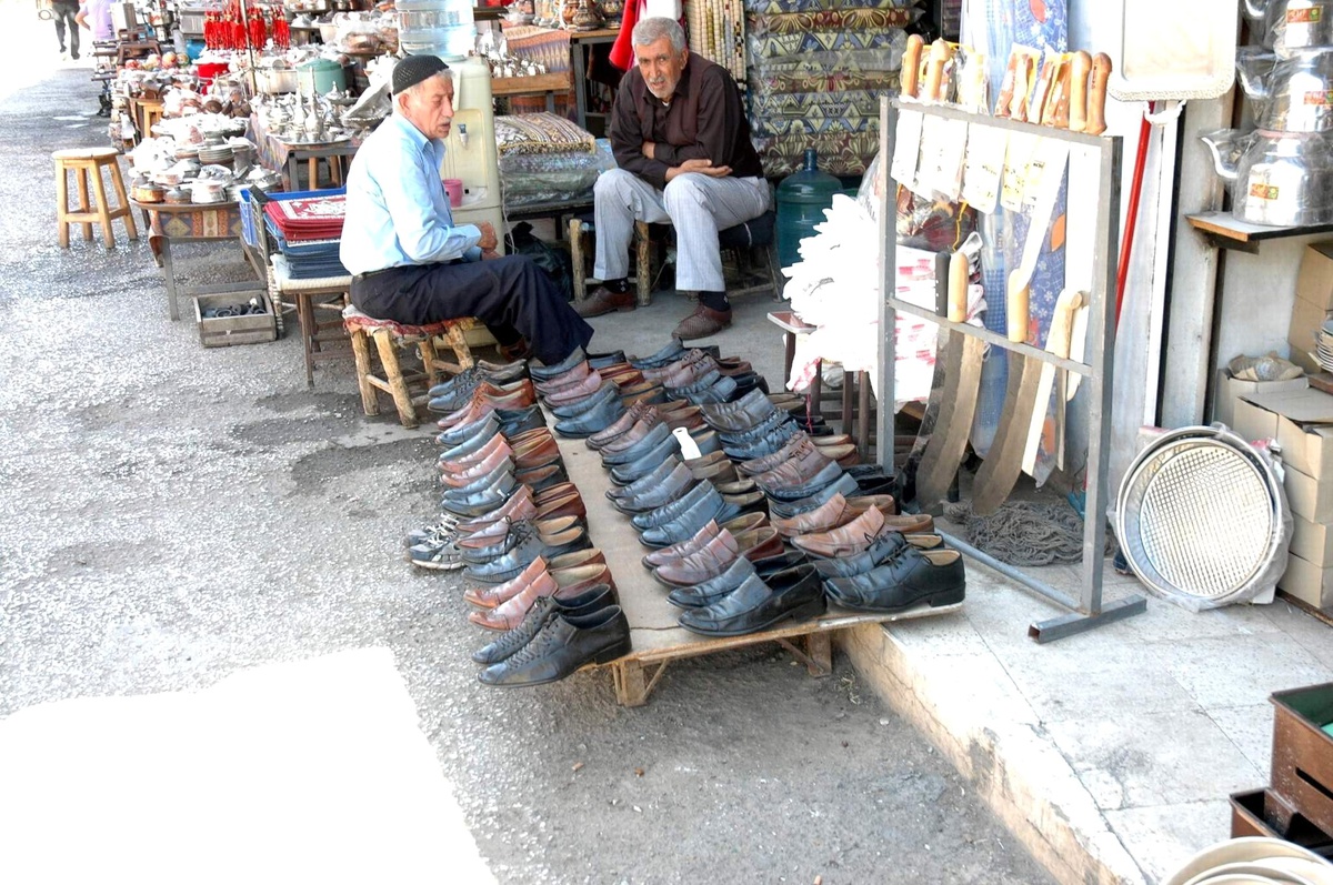 İkinci El Ayakkabılar Tezgahlarda Müşteri Bekliyor