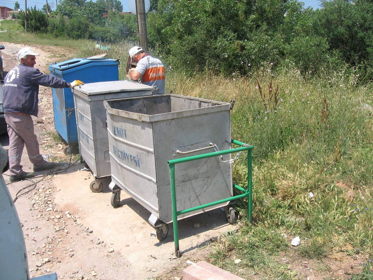 İzmit\'teki Çöp Konteynerlarına Zincir