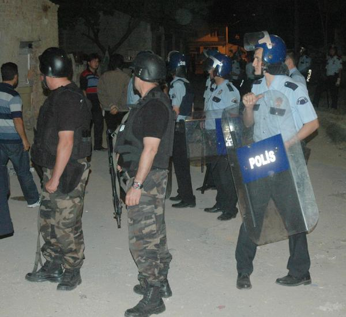 Kavgayı Bırakıp Polise Taşla Saldırdılar: 12 Gözaltı