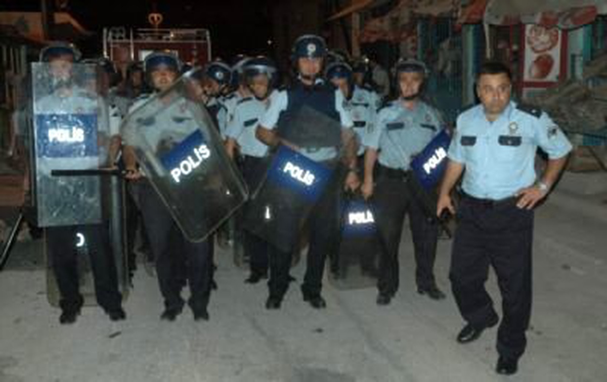 Kavgayı Bırakıp Polise Taşla Saldırdılar 12 Gözaltı