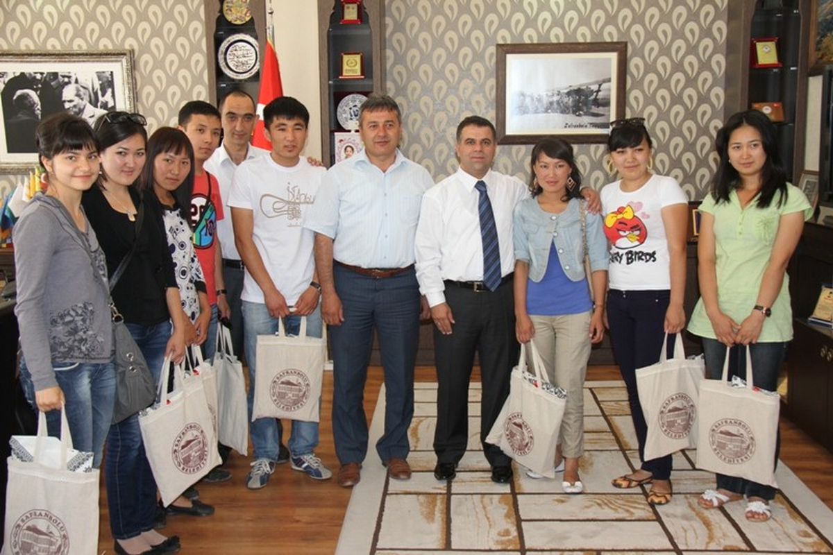 Kırgız Öğrencilerden Başkan Aksoy\'a Ziyaret