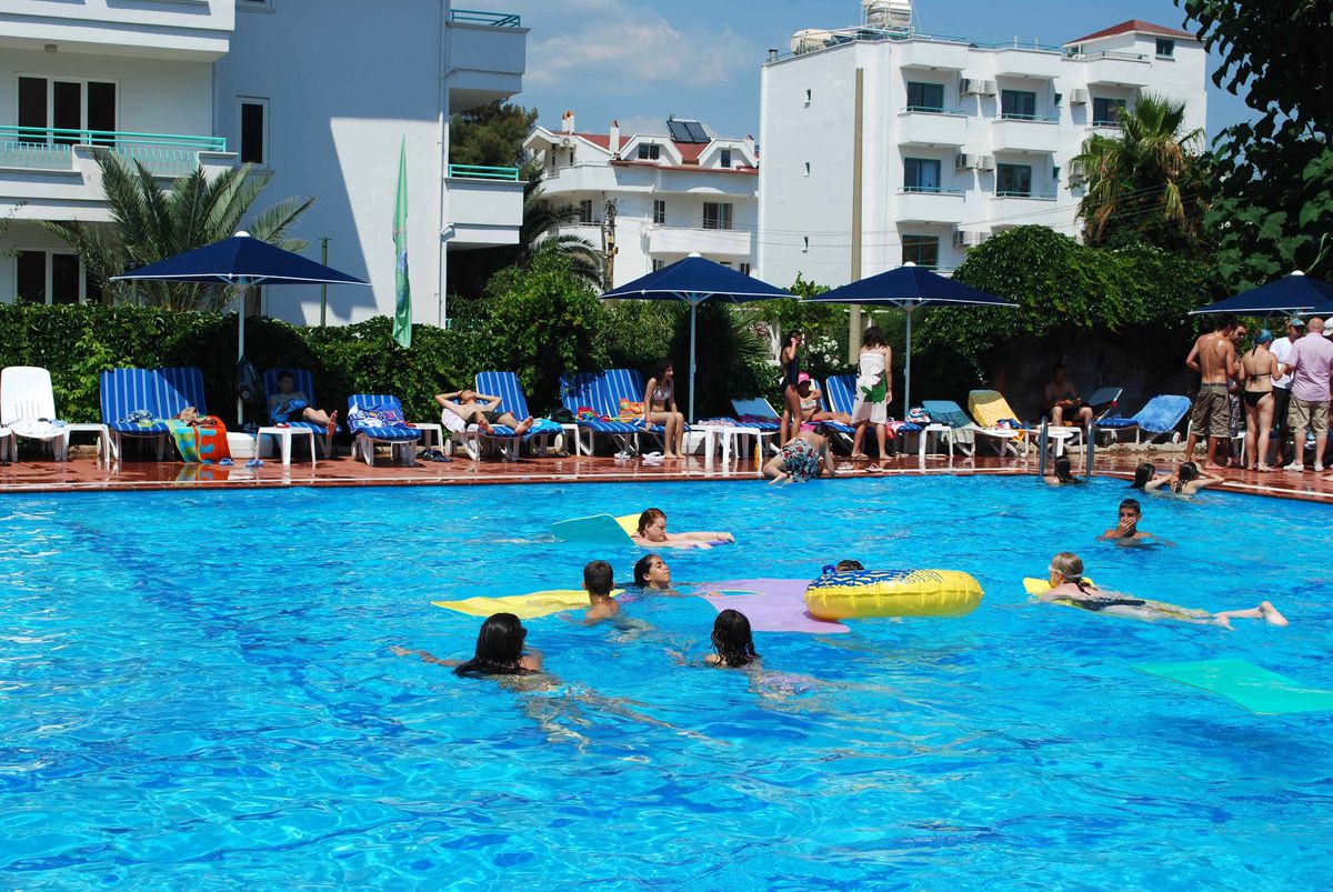 Marmaris\'te Sokaklar Boşaldı Turistler Plaja Koştu